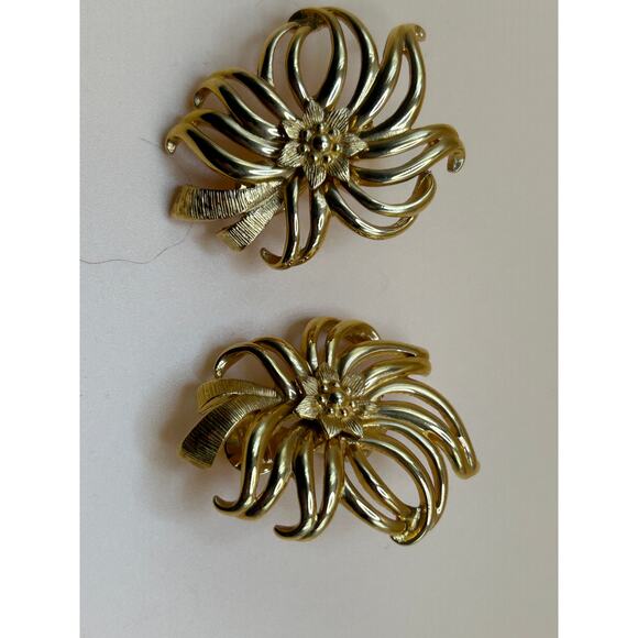 Vintage Monet Polished Gold Tone Flower Brooch Pin & Earrings - Picture 2 of 3
